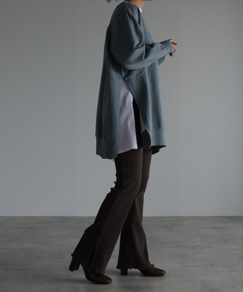 amini(アミニ)の「【2021-2022 A/W】バックボタンスリットニット(ニット/セーター・レディース・ライトブルー/ブラック/アイボリー/モスグリーン・MEDIUM)」の1枚目の写真
