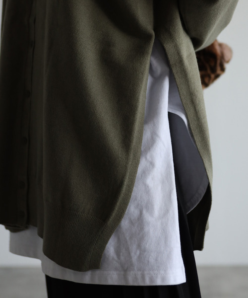amini(アミニ)の「【2021-2022 A/W】バックボタンスリットニット(ニット/セーター・レディース・ライトブルー/ブラック/アイボリー/モスグリーン・MEDIUM)」の6枚目の写真