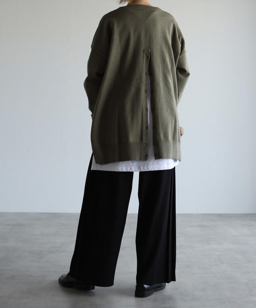amini(アミニ)の「【2021-2022 A/W】バックボタンスリットニット(ニット/セーター・レディース・ライトブルー/ブラック/アイボリー/モスグリーン・MEDIUM)」の16枚目の写真