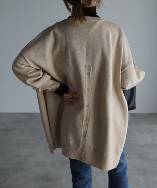 amini(アミニ)の「【2021-2022 A/W】バックボタンスリットニット(ニット/セーター・レディース・ライトブルー/ブラック/アイボリー/モスグリーン・MEDIUM)」の7枚目の写真