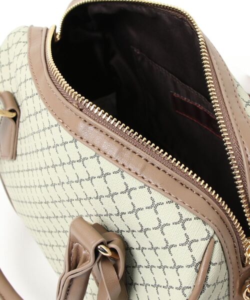 natural couture(ナチュラルクチュール)の「レトロクラシカル2WAYボストンバッグ(ショルダーバッグ・レディース・ブラック/ブラウン/アイボリー・FREE)」の4枚目の写真