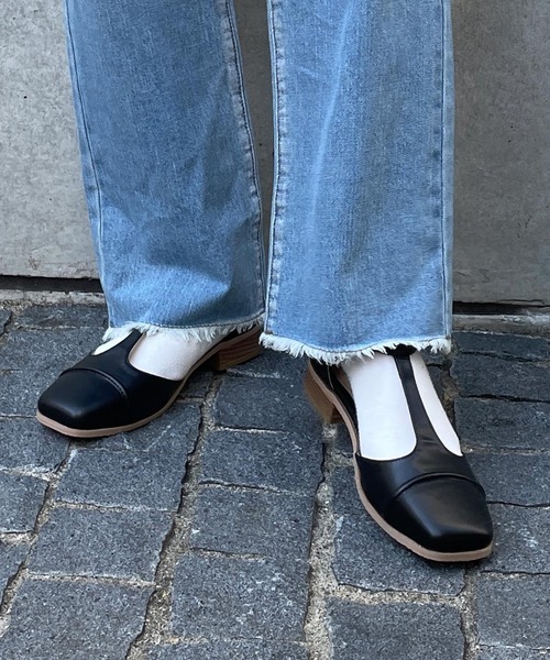 w closet（ダブルクローゼット）の「Tストラップパンプス（パンプス・レディース・ホワイト/ブラック/レッド・M/L）」の2枚目の写真