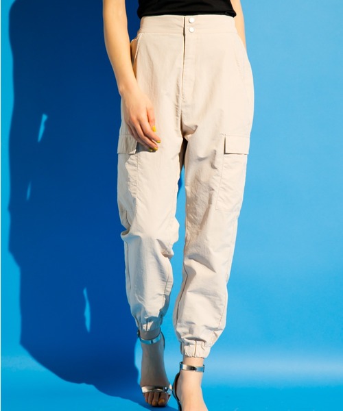 koe（コエ）の「ナイロンカーゴパンツ＊（カーゴパンツ・レディース・ブラック/ベージュ/グリーン・M/L）」の3枚目の写真