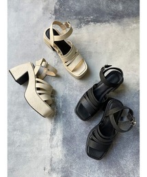 チャンキーヒールランダムストラップサンダル