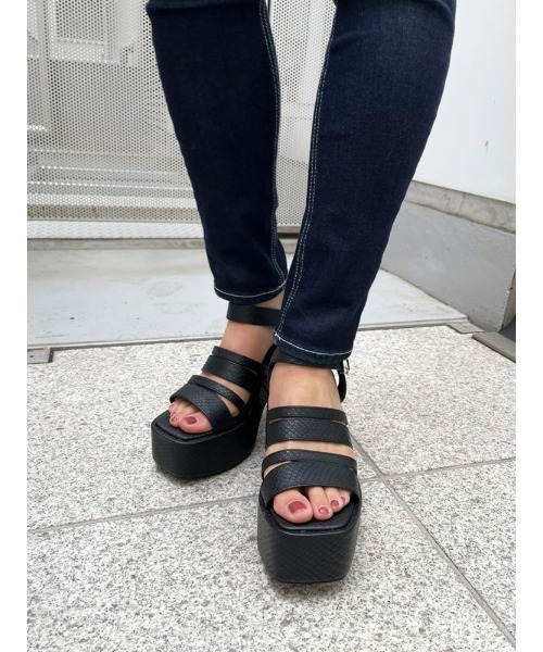 ENVYM（アンビー）の「チャンキーヒールランダムストラップサンダル（サンダル・レディース・ベージュ/ブラック・22.5cm/23.5cm/24.5cm）」の10枚目の写真