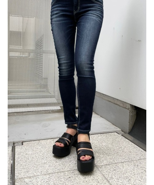 ENVYM（アンビー）の「チャンキーヒールランダムストラップサンダル（サンダル・レディース・ベージュ/ブラック・22.5cm/23.5cm/24.5cm）」の14枚目の写真