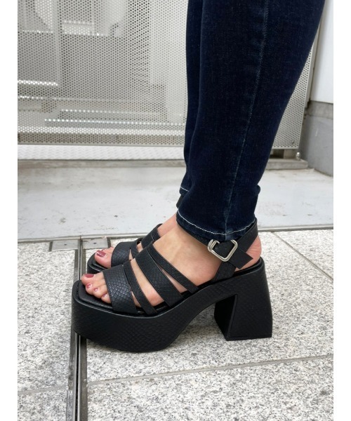 ENVYM（アンビー）の「チャンキーヒールランダムストラップサンダル（サンダル・レディース・ベージュ/ブラック・22.5cm/23.5cm/24.5cm）」の15枚目の写真