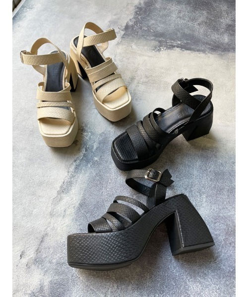 ENVYM（アンビー）の「チャンキーヒールランダムストラップサンダル（サンダル・レディース・ベージュ/ブラック・22.5cm/23.5cm/24.5cm）」の21枚目の写真