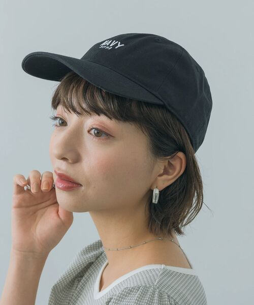casita(RETRO GIRL)（カシータ）の「NAVYロゴ刺繍キャップ（キャップ・レディース・ブラック/ベージュ/オフホワイト/グリーン・ONE SIZE）」の2枚目の写真
