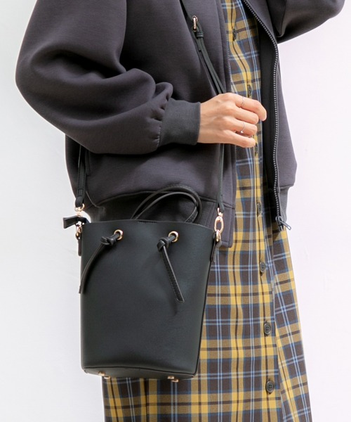 Honeys（ハニーズ）の「ナローハンドルミニＢａｇ（ハンドバッグ・レディース・ブラック/レンガ/グリーン/グレイッシュベージュ/モカ/アイボリー/ベージュ・FREE）」の3枚目の写真