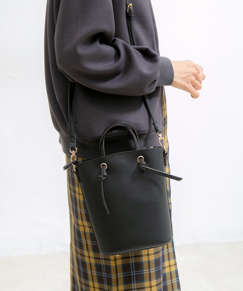 Honeys（ハニーズ）の「ナローハンドルミニＢａｇ（ハンドバッグ・レディース・ブラック/レンガ/グリーン/グレイッシュベージュ/モカ/アイボリー/ベージュ・FREE）」の9枚目の写真