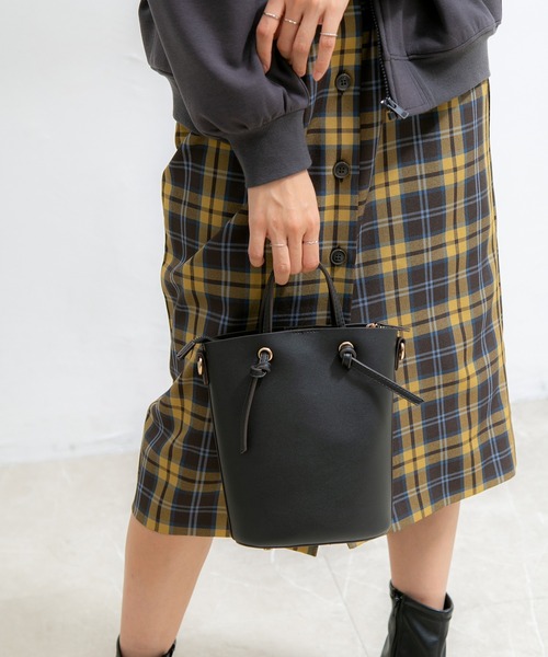 Honeys（ハニーズ）の「ナローハンドルミニＢａｇ（ハンドバッグ・レディース・ブラック/レンガ/グリーン/グレイッシュベージュ/モカ/アイボリー/ベージュ・FREE）」の11枚目の写真