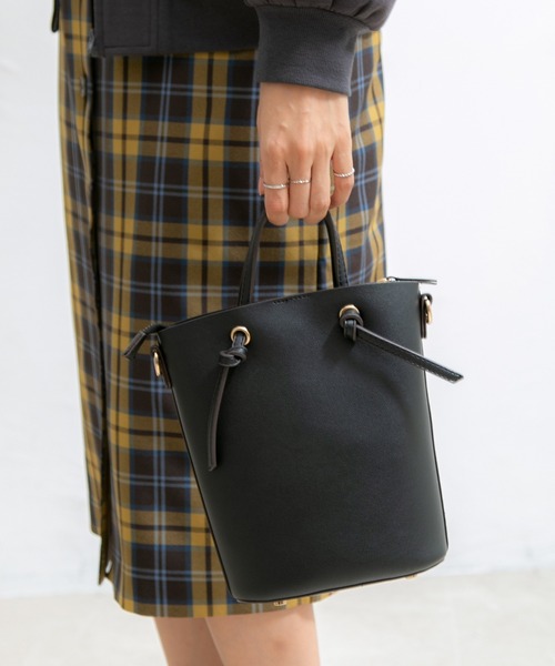 Honeys（ハニーズ）の「ナローハンドルミニＢａｇ（ハンドバッグ・レディース・ブラック/レンガ/グリーン/グレイッシュベージュ/モカ/アイボリー/ベージュ・FREE）」の12枚目の写真
