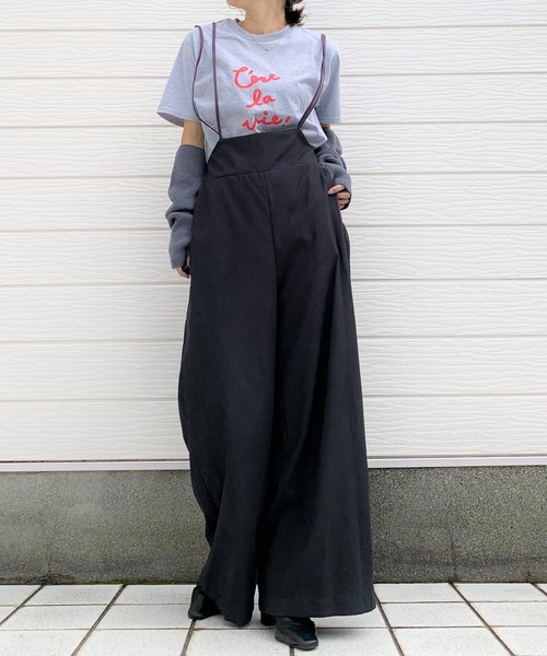 Q（キュー）の「キャミサロペット（サロペット/オーバーオール・レディース・ブラック/ベージュ・MEDIUM）」の2枚目の写真