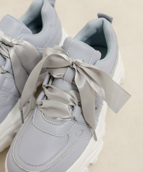 OLIVE des OLIVE（オリーブデオリーブ）の「リボン厚底スニーカー　1031130020（スニーカー・レディース・ホワイト/ブラック・SMALL/MEDIUM/LARGE）」の7枚目の写真