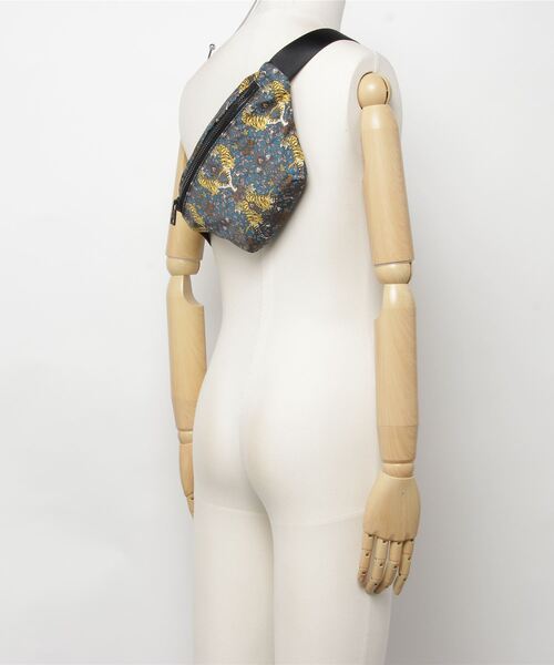 Onitsuka Tiger（オニツカタイガー）の「P WAIST POUCH / ピーウェストポーチ（ボディバッグ/ウエストポーチ・レディース・ネイビー/オフホワイト・OS）」の14枚目の写真