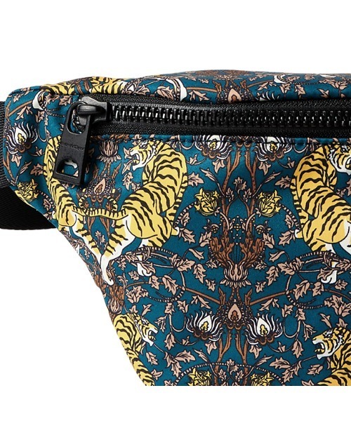 Onitsuka Tiger（オニツカタイガー）の「P WAIST POUCH / ピーウェストポーチ（ボディバッグ/ウエストポーチ・レディース・ネイビー/オフホワイト・OS）」の3枚目の写真