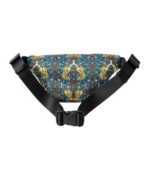 Onitsuka Tiger（オニツカタイガー）の「P WAIST POUCH / ピーウェストポーチ（ボディバッグ/ウエストポーチ・レディース・ネイビー/オフホワイト・OS）」の8枚目の写真