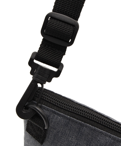 VENCEEXCHANGE（ヴァンスエクスチェンジ）の「YAKPAK ヤックパックミニポーチ          （ショルダーバッグ・メンズ・チャコールグレー/スカイブルー・FREE）」の5枚目の写真