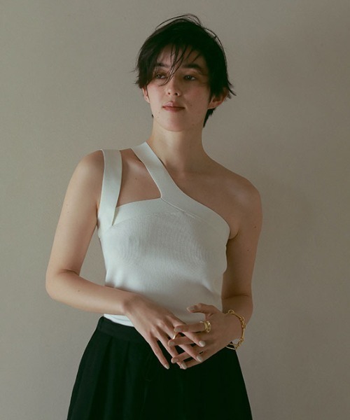 ETRE TOKYO(エトレトウキョウ)の「デザインストラップニット(Tシャツ/カットソー・レディース・ブラック/ベージュ/ホワイト・FREE)」の2枚目の写真