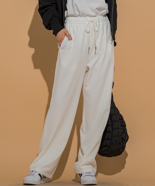 VICKY(ビッキー)の「【毎年人気!ビッキー定番/新色登場】らくらくワイドパンツ《洗濯機で洗える》(スラックス・レディース・ブルー/レッド/ホワイト/ブラック/イエロー/カーキ・M)」の2枚目の写真