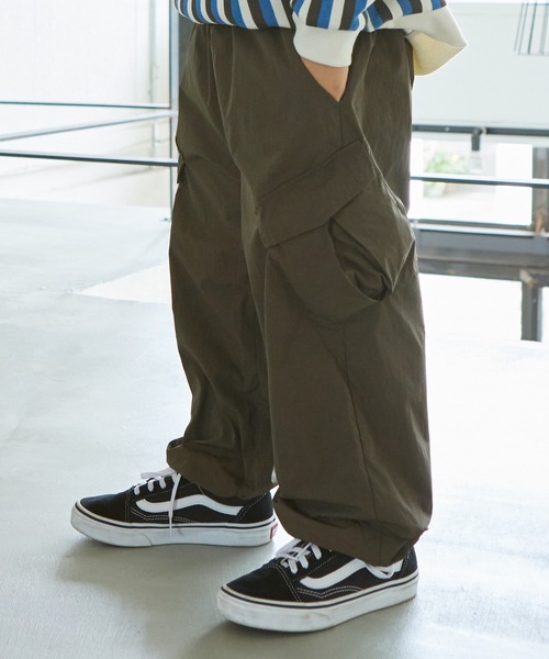 PAIRMANON STREET（ペアマノンストリート）の「【PAIRMANON STREET】パラシュートパンツ ナイロン カーゴパンツ ウエストゴム（カーゴパンツ・キッズ・ブラック/ピンク/オフホワイト/オリーブ/ベージュ/パープル/カーキ/グレイッシュベージュ・100/120/150/130/110/140/90/160）」の5枚目の写真