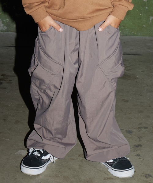 PAIRMANON STREET（ペアマノンストリート）の「【PAIRMANON STREET】パラシュートパンツ ナイロン カーゴパンツ ウエストゴム（カーゴパンツ・キッズ・ブラック/ピンク/オフホワイト/オリーブ/ベージュ/パープル/カーキ/グレイッシュベージュ・100/120/150/130/110/140/90/160）」の4枚目の写真