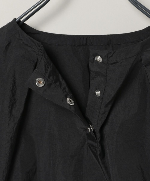 JEANASIS（ジーナシス）の「ソフトラスターソデボリュームプルオーバー/109939（シャツ/ブラウス・レディース・オフホワイト/ブラック/ベージュ・FREE）」の4枚目の写真