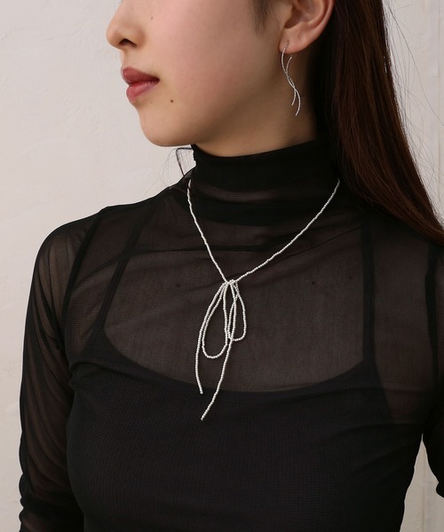 colleca la（コレカラ）の「ビーズリボンネックレス/チョーカー（ネックレス・レディース・ホワイト/ブラック・FREE）」の2枚目の写真