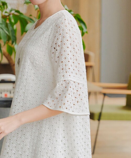 Tiaclasse（ティアクラッセ）の「パンチングレース配色チュニック（シャツ/ブラウス・レディース・オフホワイト/ブラック/ネイビー/ホワイト系・XL/XXL）」の7枚目の写真