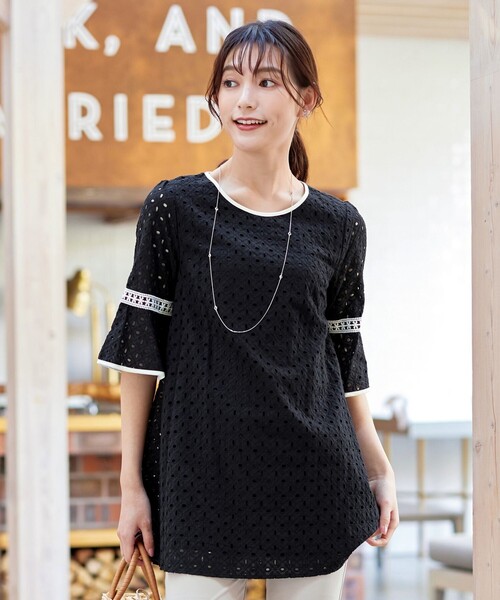 Tiaclasse（ティアクラッセ）の「パンチングレース配色チュニック（シャツ/ブラウス・レディース・オフホワイト/ブラック/ネイビー/ホワイト系・XL/XXL）」の12枚目の写真