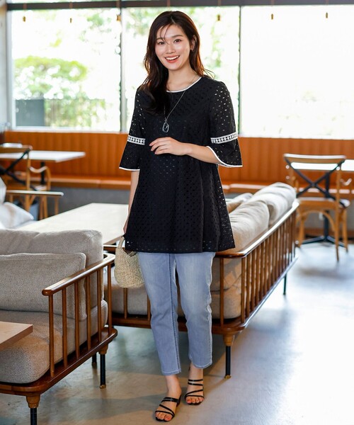 Tiaclasse（ティアクラッセ）の「パンチングレース配色チュニック（シャツ/ブラウス・レディース・オフホワイト/ブラック/ネイビー/ホワイト系・XL/XXL）」の15枚目の写真