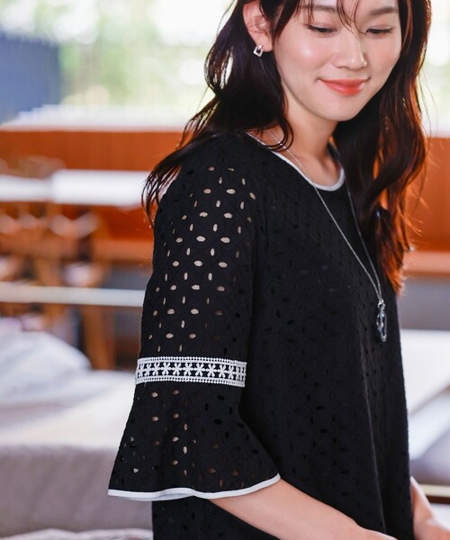 Tiaclasse（ティアクラッセ）の「パンチングレース配色チュニック（シャツ/ブラウス・レディース・オフホワイト/ブラック/ネイビー/ホワイト系・XL/XXL）」の16枚目の写真