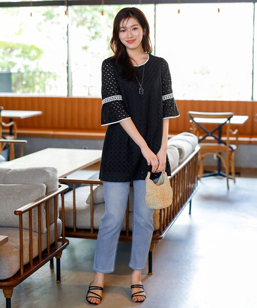 Tiaclasse（ティアクラッセ）の「パンチングレース配色チュニック（シャツ/ブラウス・レディース・オフホワイト/ブラック/ネイビー/ホワイト系・XL/XXL）」の17枚目の写真