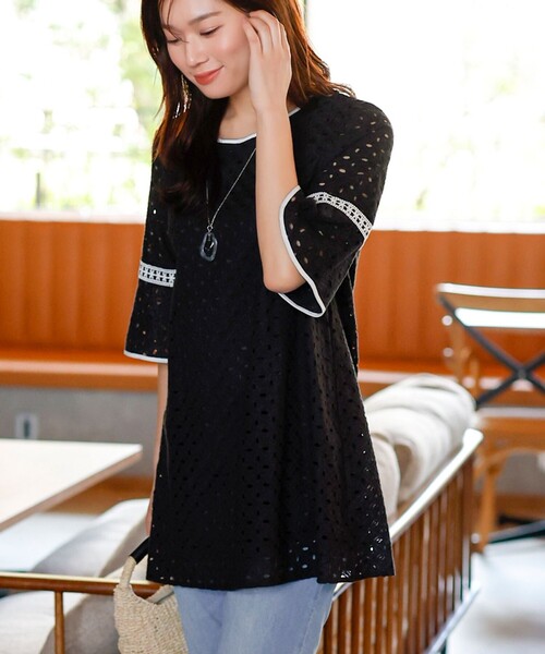 Tiaclasse（ティアクラッセ）の「パンチングレース配色チュニック（シャツ/ブラウス・レディース・オフホワイト/ブラック/ネイビー/ホワイト系・XL/XXL）」の19枚目の写真