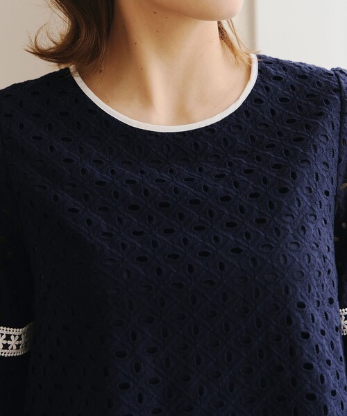 Tiaclasse（ティアクラッセ）の「パンチングレース配色チュニック（シャツ/ブラウス・レディース・オフホワイト/ブラック/ネイビー/ホワイト系・XL/XXL）」の20枚目の写真