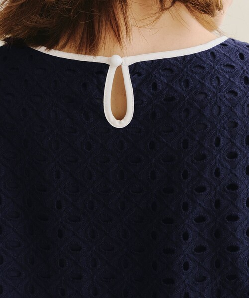 Tiaclasse（ティアクラッセ）の「パンチングレース配色チュニック（シャツ/ブラウス・レディース・オフホワイト/ブラック/ネイビー/ホワイト系・XL/XXL）」の22枚目の写真