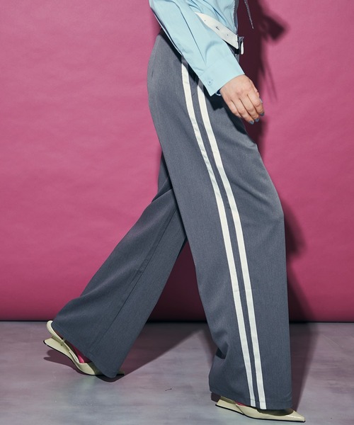 uyu.(ウユ)の「Turn Back Waist Side Line Pants / ターンバックウエストサイドラインパンツ【uyu./ウユ】(スラックス・レディース・ブラック/グレー・M/S)」の2枚目の写真