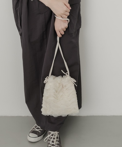 SMELLY（スメリー）の「チュールフリルキンチャクショルダー（ショルダーバッグ・レディース・ブラック/アイボリー・-）」の4枚目の写真