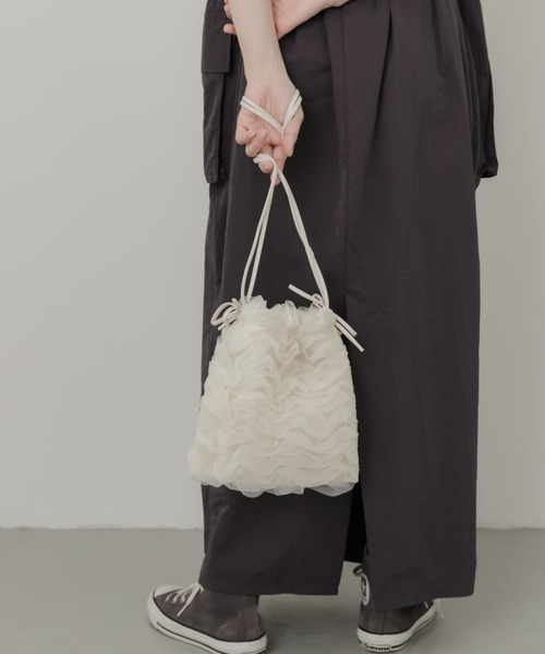 SMELLY（スメリー）の「チュールフリルキンチャクショルダー（ショルダーバッグ・レディース・ブラック/アイボリー・-）」の5枚目の写真