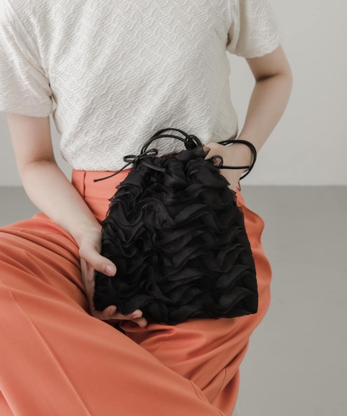 SMELLY（スメリー）の「チュールフリルキンチャクショルダー（ショルダーバッグ・レディース・ブラック/アイボリー・-）」の10枚目の写真