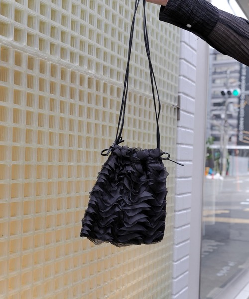 SMELLY（スメリー）の「チュールフリルキンチャクショルダー（ショルダーバッグ・レディース・ブラック/アイボリー・-）」の13枚目の写真