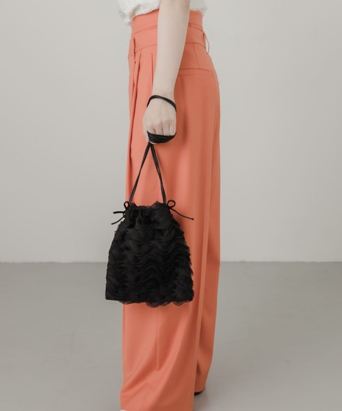 SMELLY（スメリー）の「チュールフリルキンチャクショルダー（ショルダーバッグ・レディース・ブラック/アイボリー・-）」の14枚目の写真