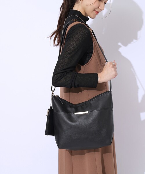 SHOO・LA・RUE（シューラルー）の「◆【A4サイズ対応/ポーチ付き】ダブルフェイス ショルダーバッグ（ショルダーバッグ・レディース・ワインレッド/ライトベージュ/ブラック/グレー・00）」の5枚目の写真