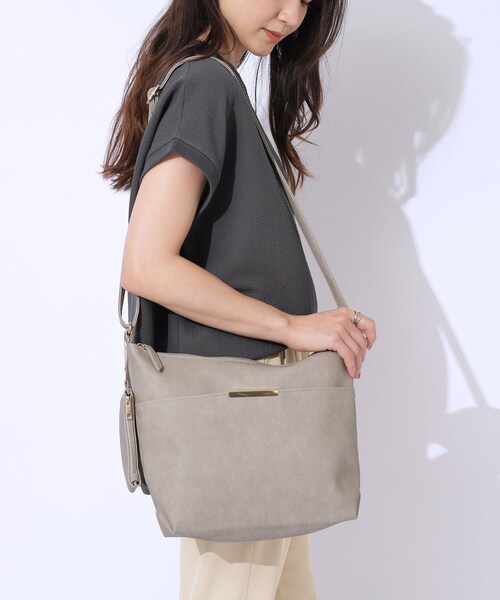 SHOO・LA・RUE（シューラルー）の「◆【A4サイズ対応/ポーチ付き】ダブルフェイス ショルダーバッグ（ショルダーバッグ・レディース・ワインレッド/ライトベージュ/ブラック/グレー・00）」の19枚目の写真