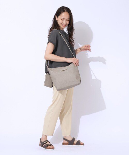 SHOO・LA・RUE（シューラルー）の「◆【A4サイズ対応/ポーチ付き】ダブルフェイス ショルダーバッグ（ショルダーバッグ・レディース・ワインレッド/ライトベージュ/ブラック/グレー・00）」の21枚目の写真