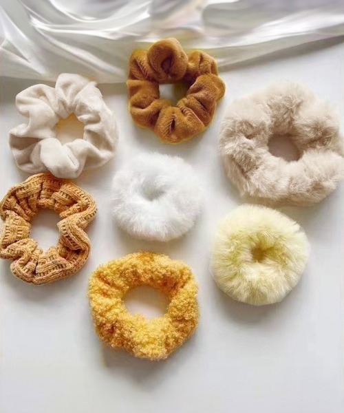 Miniministore（ミニミニストア）の「シュシュ 7本セット秋冬ヘアアクセサリー（シュシュ・レディース・イエロー/モカ/グリーン/ピンク/アイボリー/グレー・FREE）」の5枚目の写真