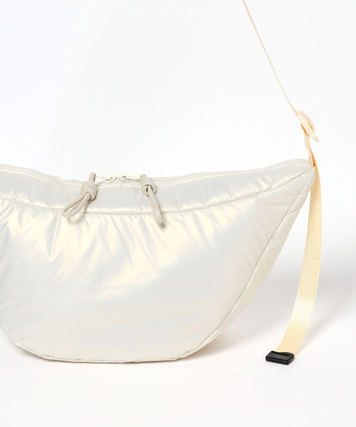 Anui(アニュイ)の「【UNISEX/CONTROL FREAK】オーロラpuffハーフムーンショルダーバッグ(ショルダーバッグ・レディース・ミント/オフホワイト・FREE)」の13枚目の写真