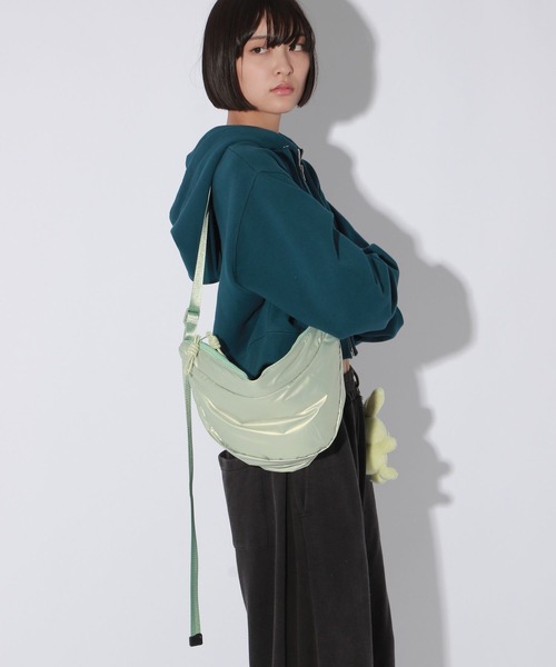 Anui(アニュイ)の「【UNISEX/CONTROL FREAK】オーロラpuffハーフムーンショルダーバッグ(ショルダーバッグ・レディース・ミント/オフホワイト・FREE)」の22枚目の写真