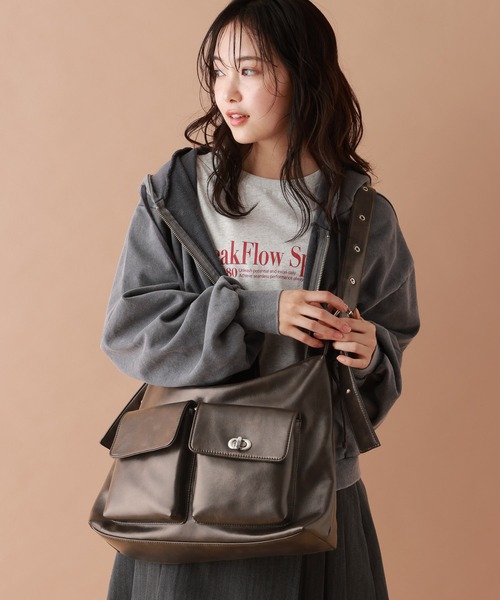 tiny tiny（ティニーティニー）の「ハトメWポケットショルダーバッグ[tiny tiny(ティニーティニー)]（ショルダーバッグ・レディース・ブラック/ブラウン/ダークブラウン/キャメル/アイボリー・FREE）」の3枚目の写真